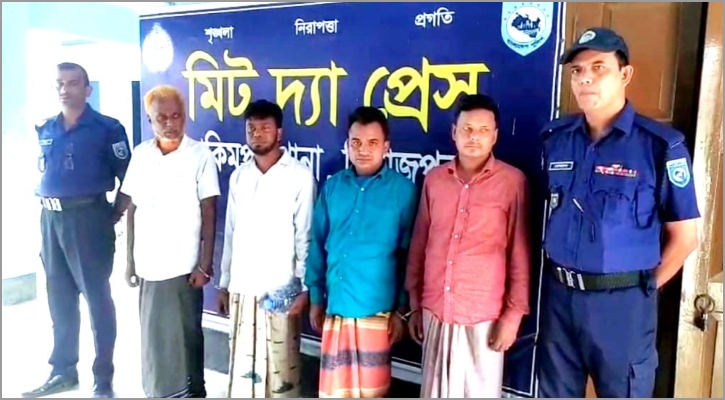 লুঙ্গি-গামছা পরে জুয়ার আসর থেকে ৪ জনকে ধরল পুলিশ 